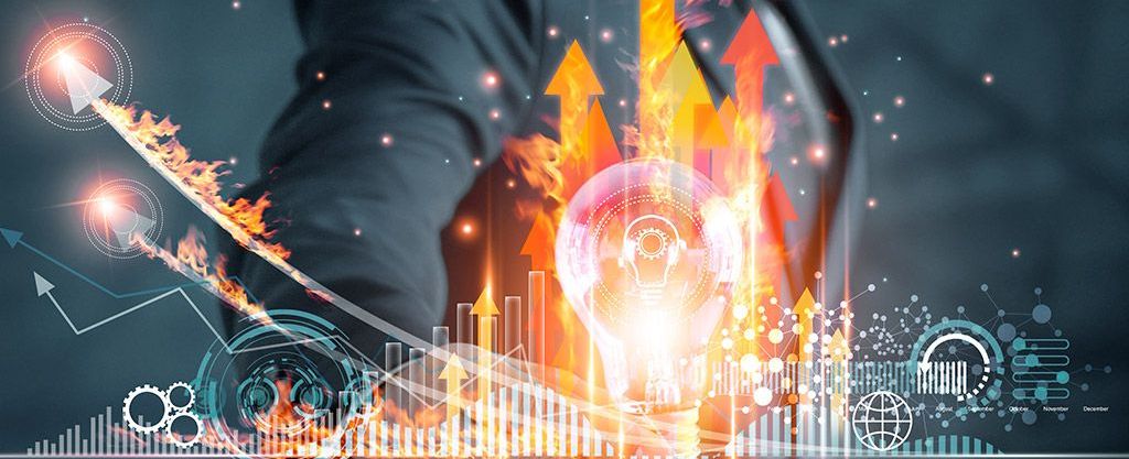 Mann in Anzug hält Glühbirne mit Zahnrad in der Hand, die brennt